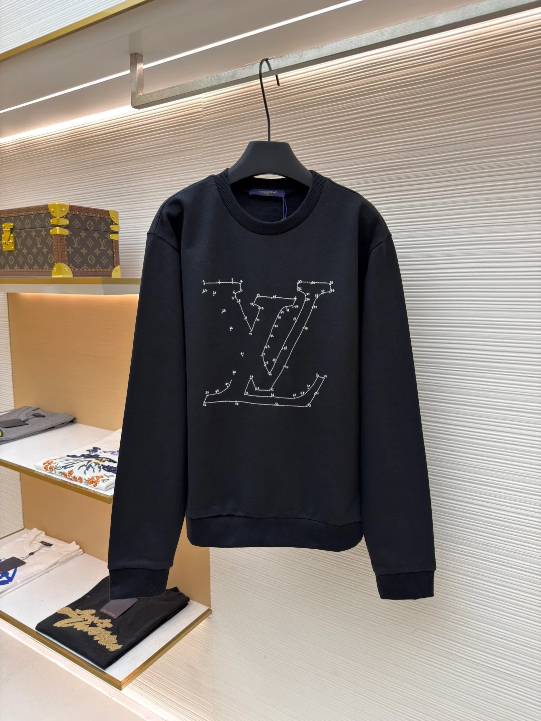LOUIS VUITTON constellation embroidered round neck sweatshirt ●Original version: purchased and developed for 7499 ●Item number: 1681805-A90 ●Fabric: cotton sweatshirt fabric ●Technology: embroidery production ●Color: black ●Version: fitted version ●Weight: about 500 grams ●Size: S-M-L-XL ●Description: 32s double-ply cotton sweatshirt fabric After the gray cloth is dyed and finalized, the base fabric is subjected to a fleece shearing process. An eight-claw machine is used for screen printing and laser engraving on kefir. The printing effect is matte and feels light and thin. The embroidery uses a Tajima embroidery machine imported from Japan. The overall wiring is straight and delicate, the fabric is comfortable and soft, and the color is consistent without color difference. It can be matched with the same style to create a fashionable look and control various occasions. Customized accessories, complete with three standards, same style for men and women!